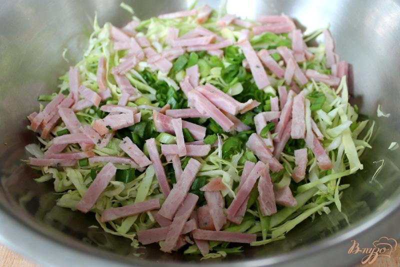 Фото приготовление рецепта: Салат из молодой капусты с брынзой и ветчиной шаг №2