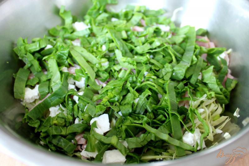 Фото приготовление рецепта: Салат из молодой капусты с брынзой и ветчиной шаг №4