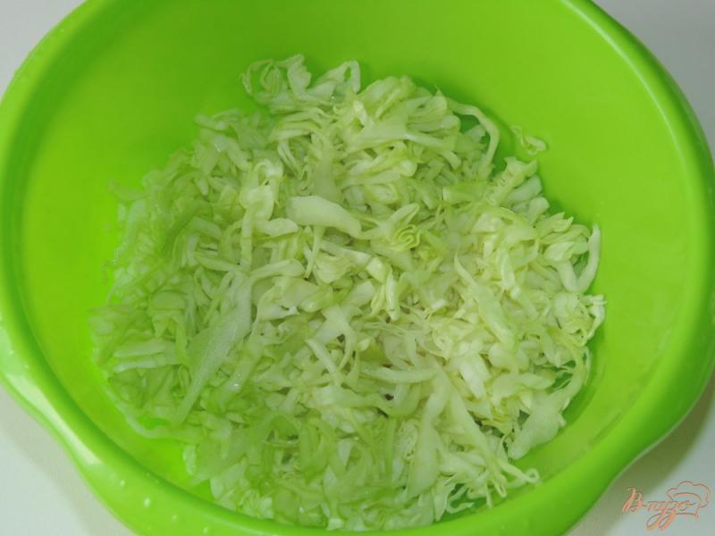Фото приготовление рецепта: Салат из молодой капусты с омлетом и нутом шаг №3