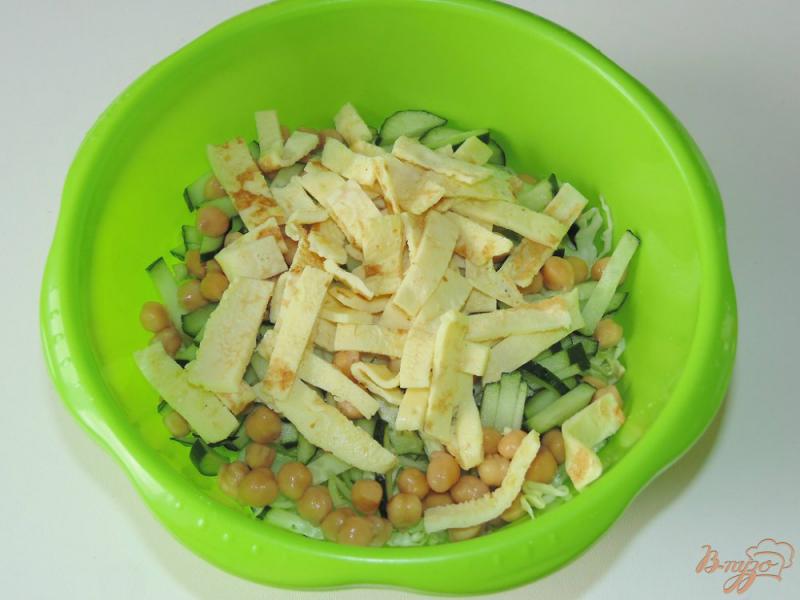 Фото приготовление рецепта: Салат из молодой капусты с омлетом и нутом шаг №5