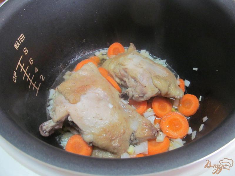 Фото приготовление рецепта: Куриные бедра с булгуром в мультиварке шаг №3