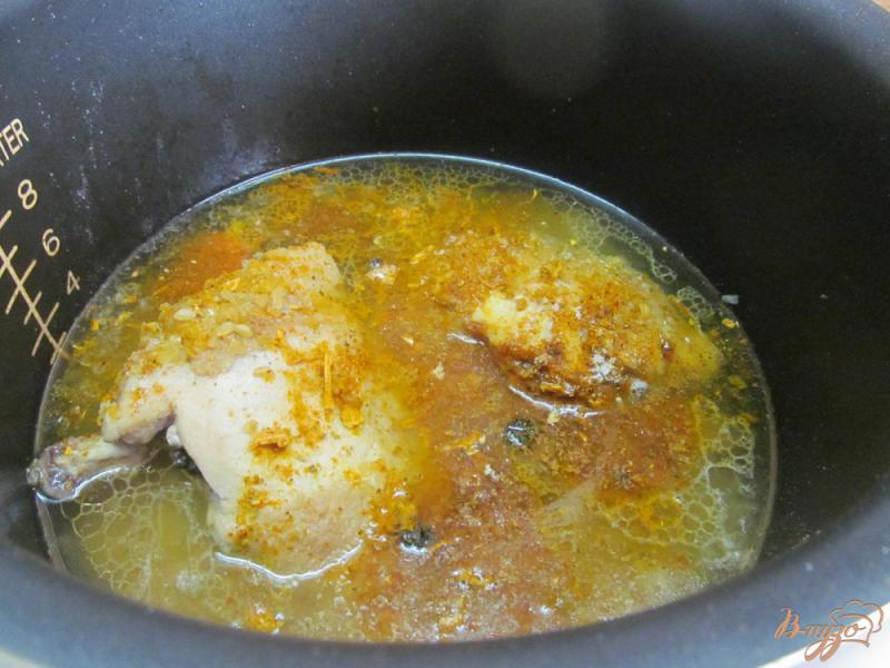 Фото приготовление рецепта: Куриные бедра с булгуром в мультиварке шаг №5