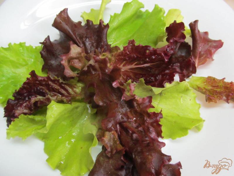 Фото приготовление рецепта: Салат с клубникой и шампиньонами шаг №1