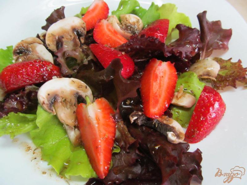 Фото приготовление рецепта: Салат с клубникой и шампиньонами шаг №4