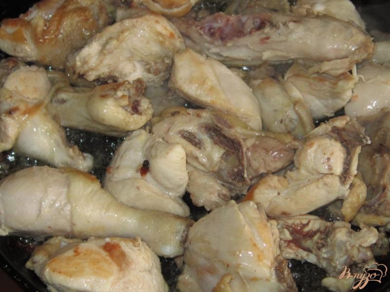 Фото приготовление рецепта: Курица тушеная в сметане шаг №2