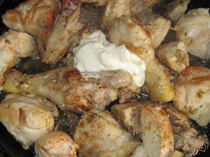 Фото приготовление рецепта: Курица тушеная в сметане шаг №4