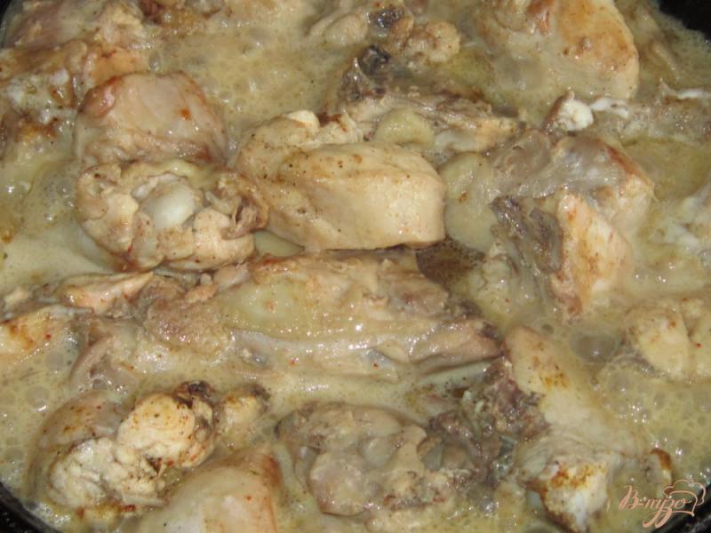 Фото приготовление рецепта: Курица тушеная в сметане шаг №5