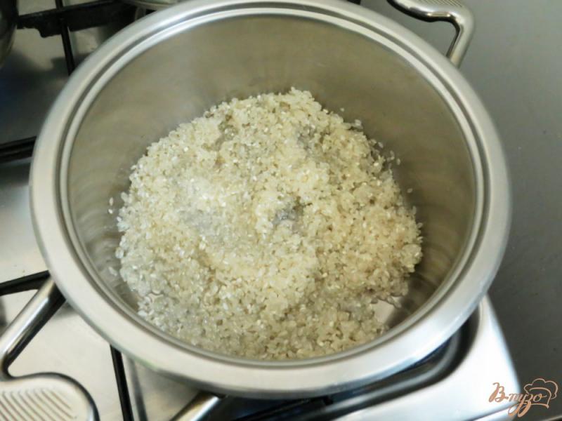 Фото приготовление рецепта: Рис с грибами, горошком и перцем шаг №4