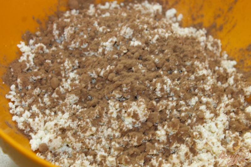 Фото приготовление рецепта: Блины с творогом и какао под сметаной шаг №4