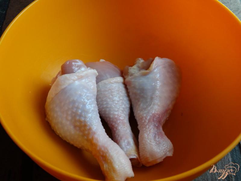 Фото приготовление рецепта: Куриные голени в луково-томатном маринаде шаг №3