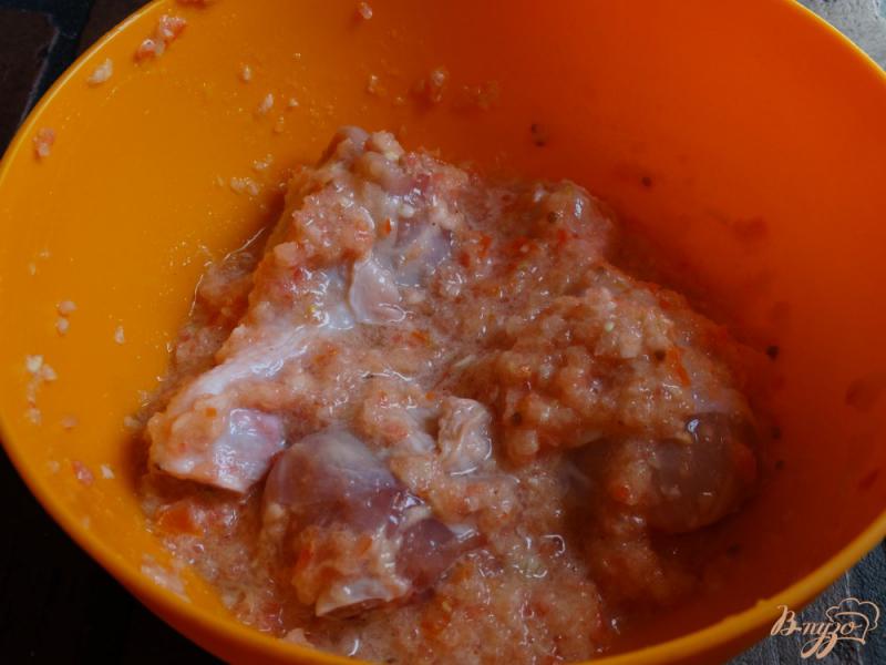 Фото приготовление рецепта: Куриные голени в луково-томатном маринаде шаг №4
