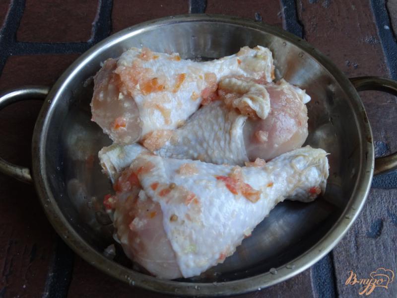 Фото приготовление рецепта: Куриные голени в луково-томатном маринаде шаг №5