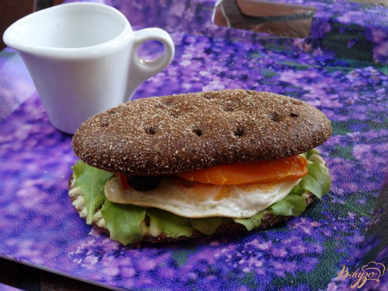 Фото приготовление рецепта: Сандвич с яйцом и печеным перцем шаг №9