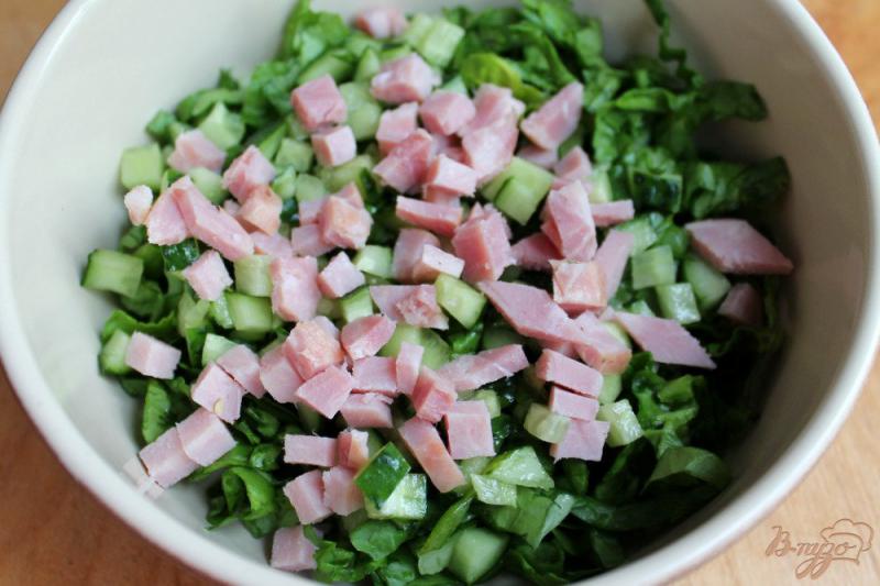 Фото приготовление рецепта: Салат со шпинатом, огурцом и ветчиной шаг №3