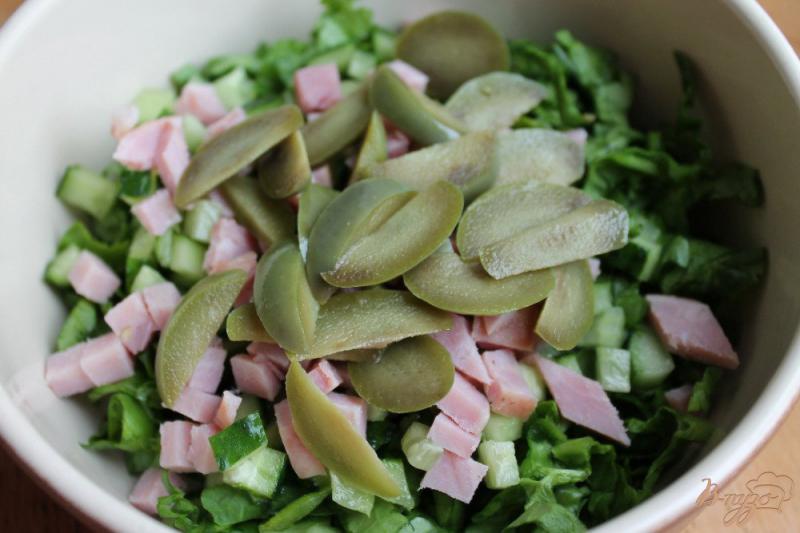 Фото приготовление рецепта: Салат со шпинатом, огурцом и ветчиной шаг №4