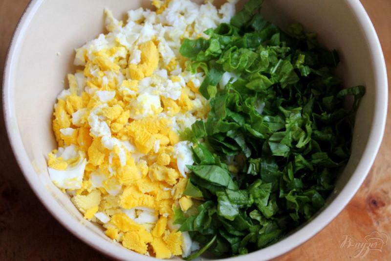 Фото приготовление рецепта: Порционный салат с яйцом, огурцом и ветчиной шаг №1