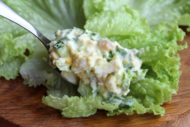 Фото приготовление рецепта: Порционный салат с яйцом, огурцом и ветчиной шаг №5