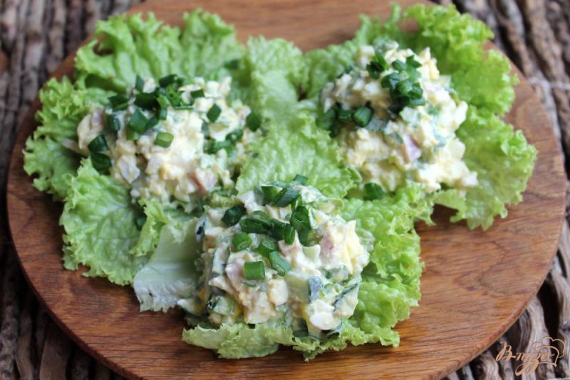 Фото приготовление рецепта: Порционный салат с яйцом, огурцом и ветчиной шаг №6
