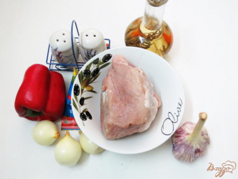 Фото приготовление рецепта: Свинина с томатом и перцем шаг №1
