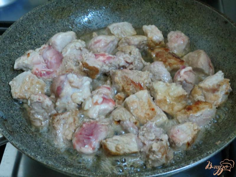 Фото приготовление рецепта: Свинина с томатом и перцем шаг №6
