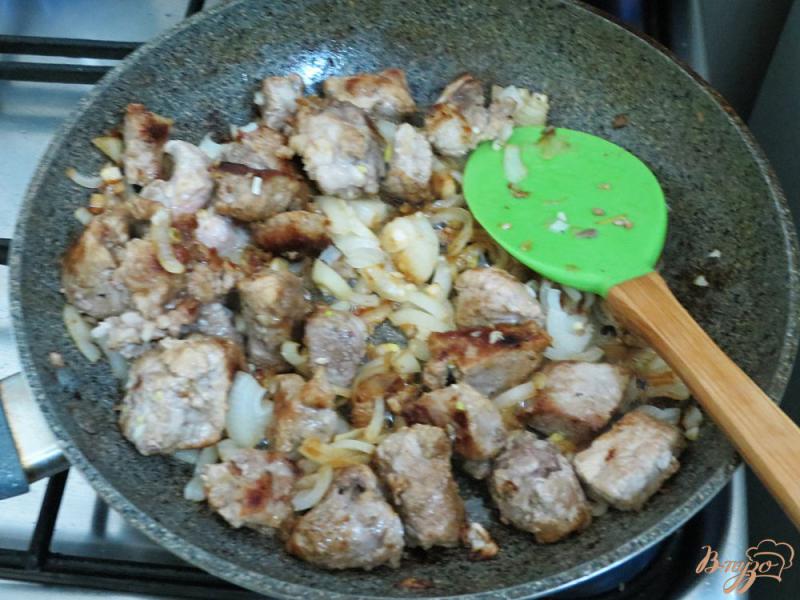 Фото приготовление рецепта: Свинина с томатом и перцем шаг №7