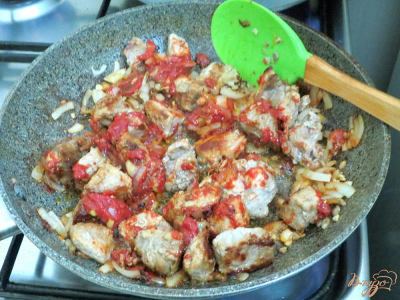 Фото приготовление рецепта: Свинина с томатом и перцем шаг №8