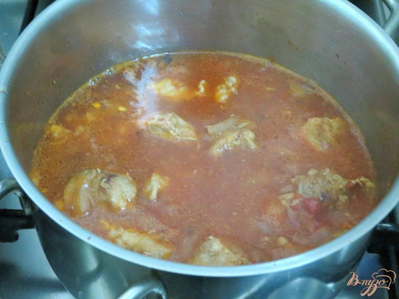 Фото приготовление рецепта: Свинина с томатом и перцем шаг №9
