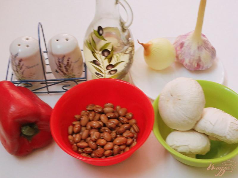 Фото приготовление рецепта: Тёплый салат с фасолью и грибами шаг №1