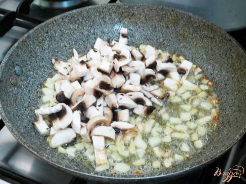 Фото приготовление рецепта: Тёплый салат с фасолью и грибами шаг №5
