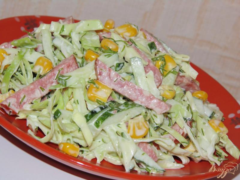 Фото приготовление рецепта: Салат с копченой колбасой, капустой и свежим огурцом шаг №5
