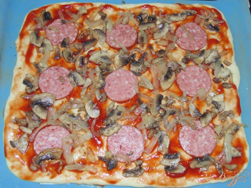 Фото приготовление рецепта: Пицца с копченой колбасой и шампиньонами шаг №4