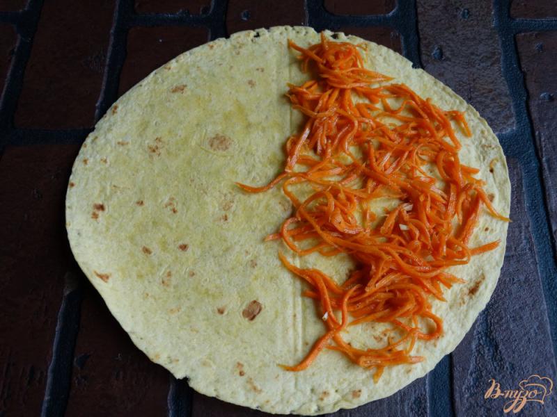 Фото приготовление рецепта: Кесадилья с корейской морковью и грибами шаг №2