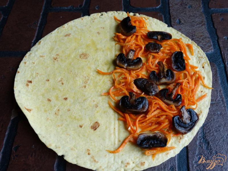 Фото приготовление рецепта: Кесадилья с корейской морковью и грибами шаг №4