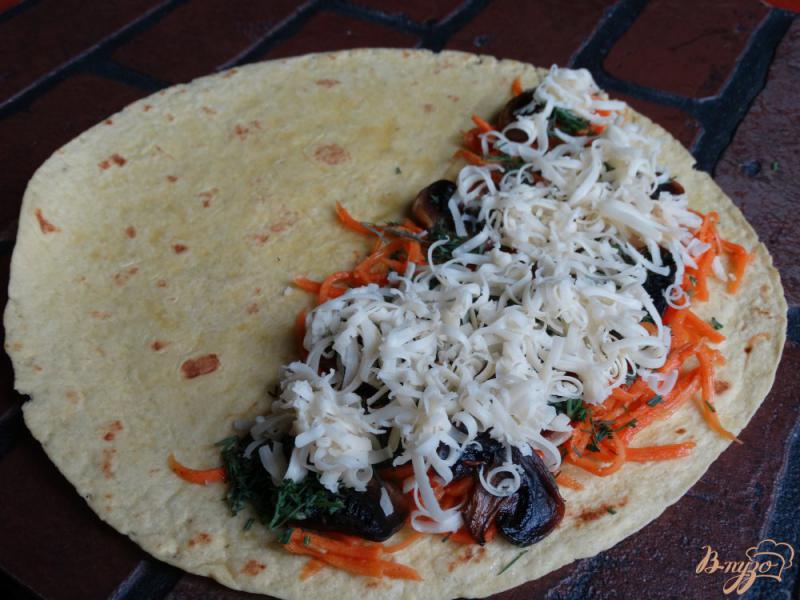 Фото приготовление рецепта: Кесадилья с корейской морковью и грибами шаг №6