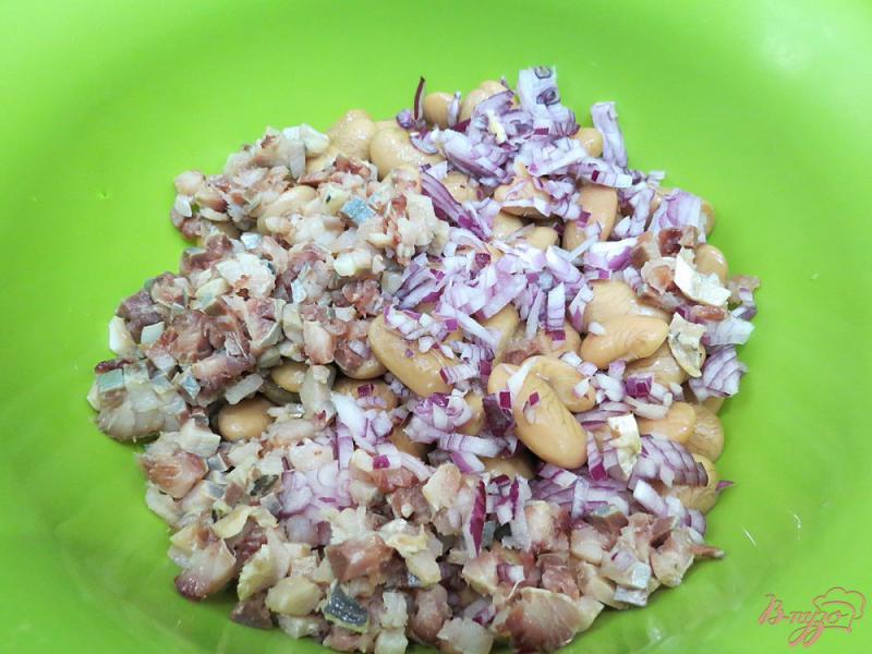 Фото приготовление рецепта: Салат из фасоли и сельди шаг №5