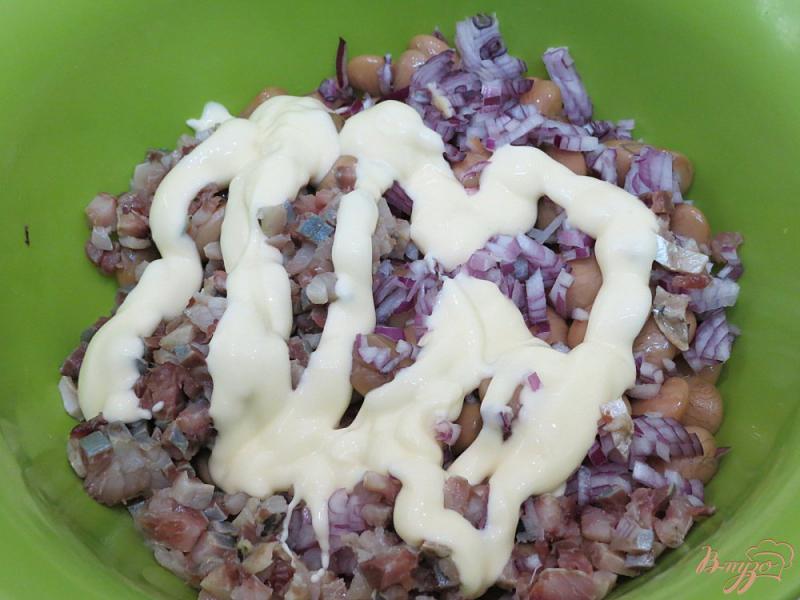 Фото приготовление рецепта: Салат из фасоли и сельди шаг №6