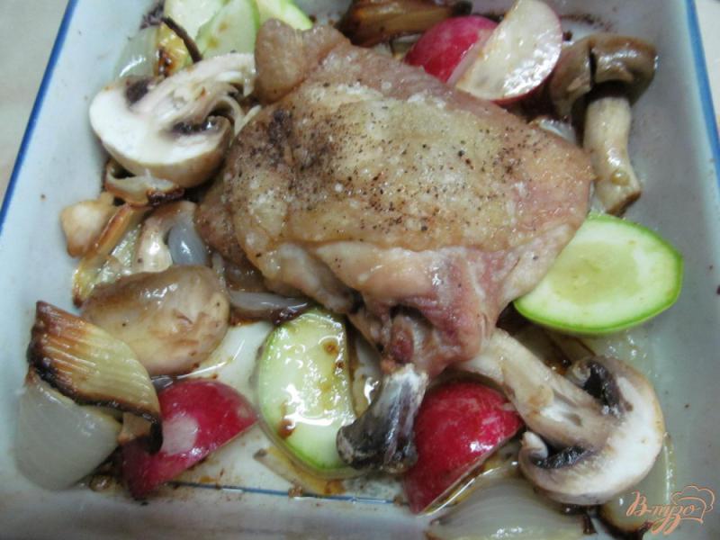 Фото приготовление рецепта: Запеченное куриное бедро с овощами шаг №3
