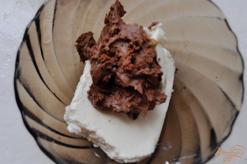 Фото приготовление рецепта: Клубнично - шоколадный десерт шаг №2