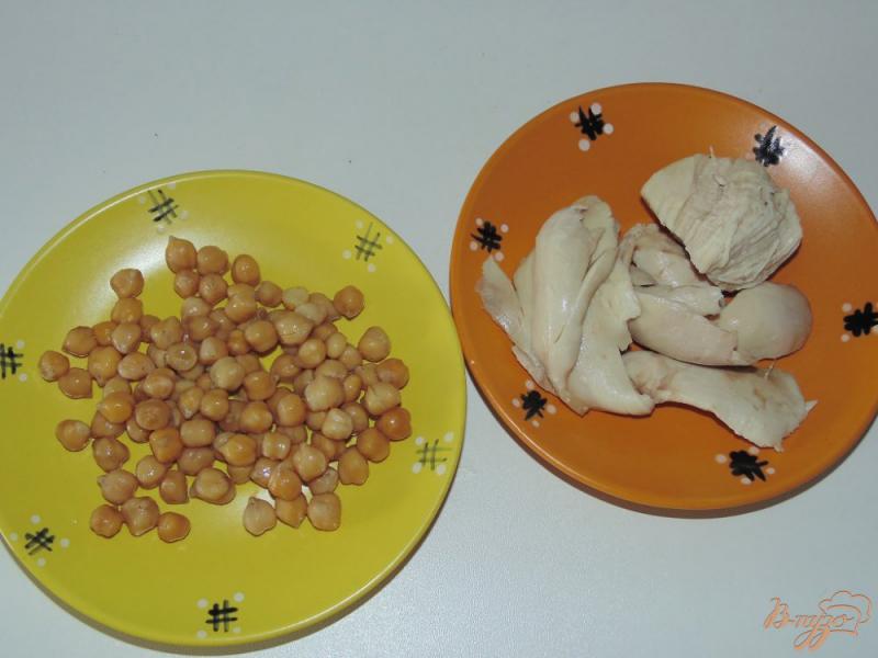 Фото приготовление рецепта: Салат с мясом птицы и нутом шаг №1