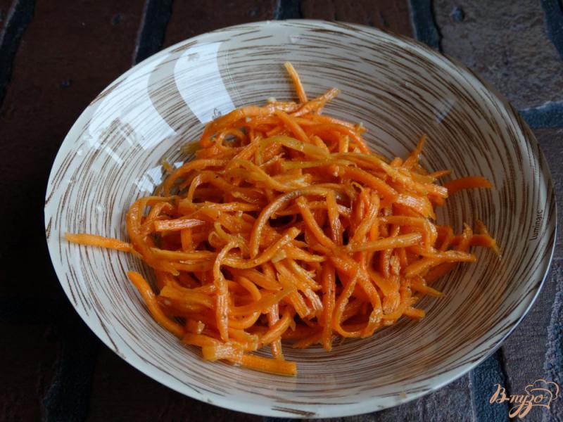 Фото приготовление рецепта: Салат с корейской морковью и грибами шаг №2