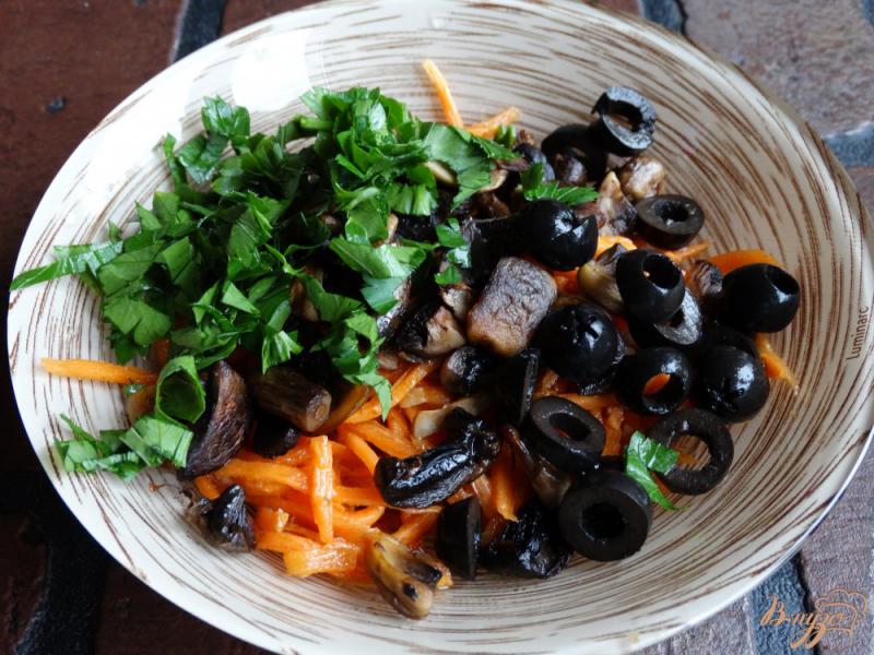 Фото приготовление рецепта: Салат с корейской морковью и грибами шаг №4