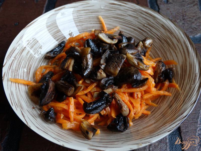 Фото приготовление рецепта: Салат с корейской морковью и грибами шаг №3
