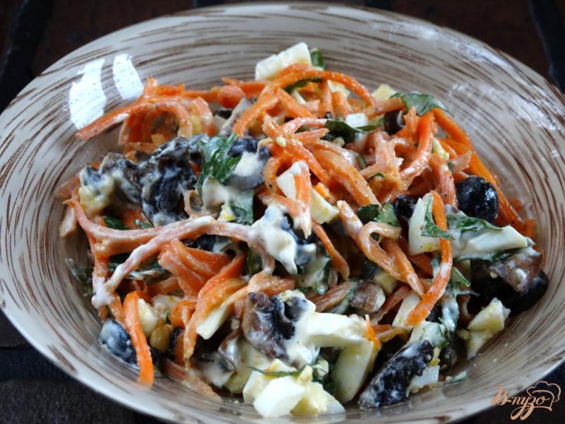 Фото приготовление рецепта: Салат с корейской морковью и грибами шаг №6