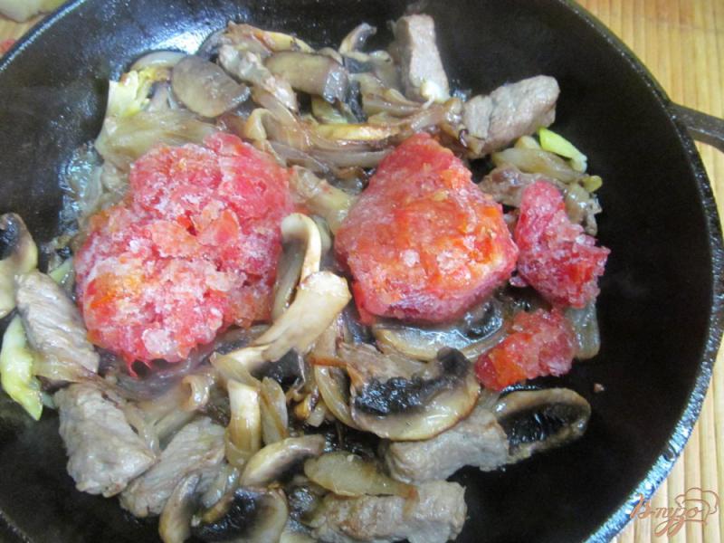 Фото приготовление рецепта: Свинина с грибами под хлебной крошкой шаг №3