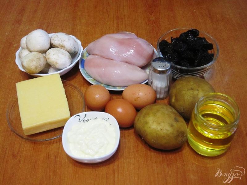 Фото приготовление рецепта: Слоеный салат с курицей и черносливом шаг №1