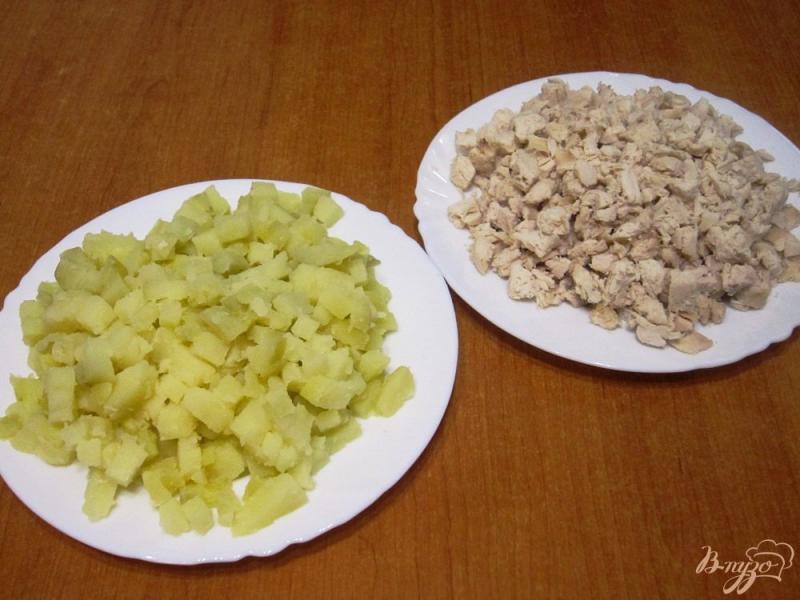 Фото приготовление рецепта: Слоеный салат с курицей и черносливом шаг №7