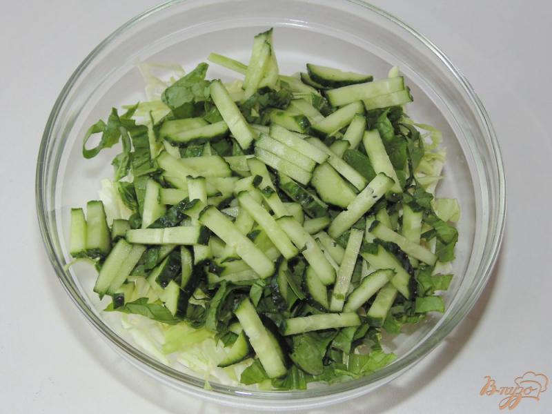 Фото приготовление рецепта: Низкокалорийный салат со шпинатом шаг №3