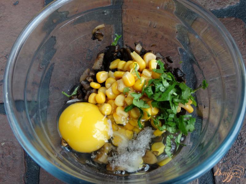 Фото приготовление рецепта: Бублики фаршированные грибами и кукурузой шаг №5