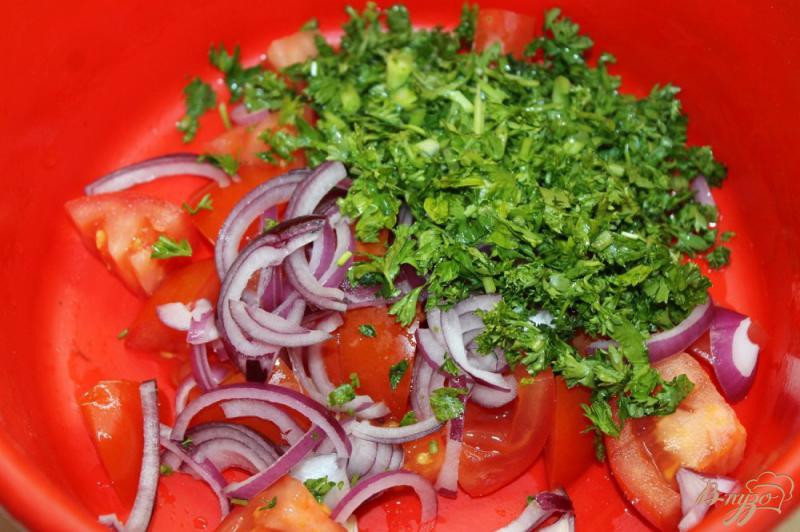 Фото приготовление рецепта: Салат с помидором, рукколой и крымским маринованным луком шаг №2