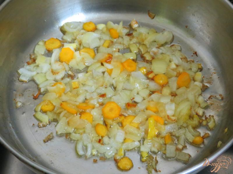 Фото приготовление рецепта: Щи из кислой капусты с фасолью шаг №4
